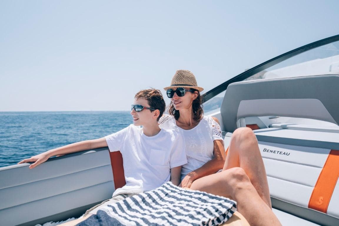 Family enjoying a sunny day on a 2024 Beneteau Flyer 10 boat.