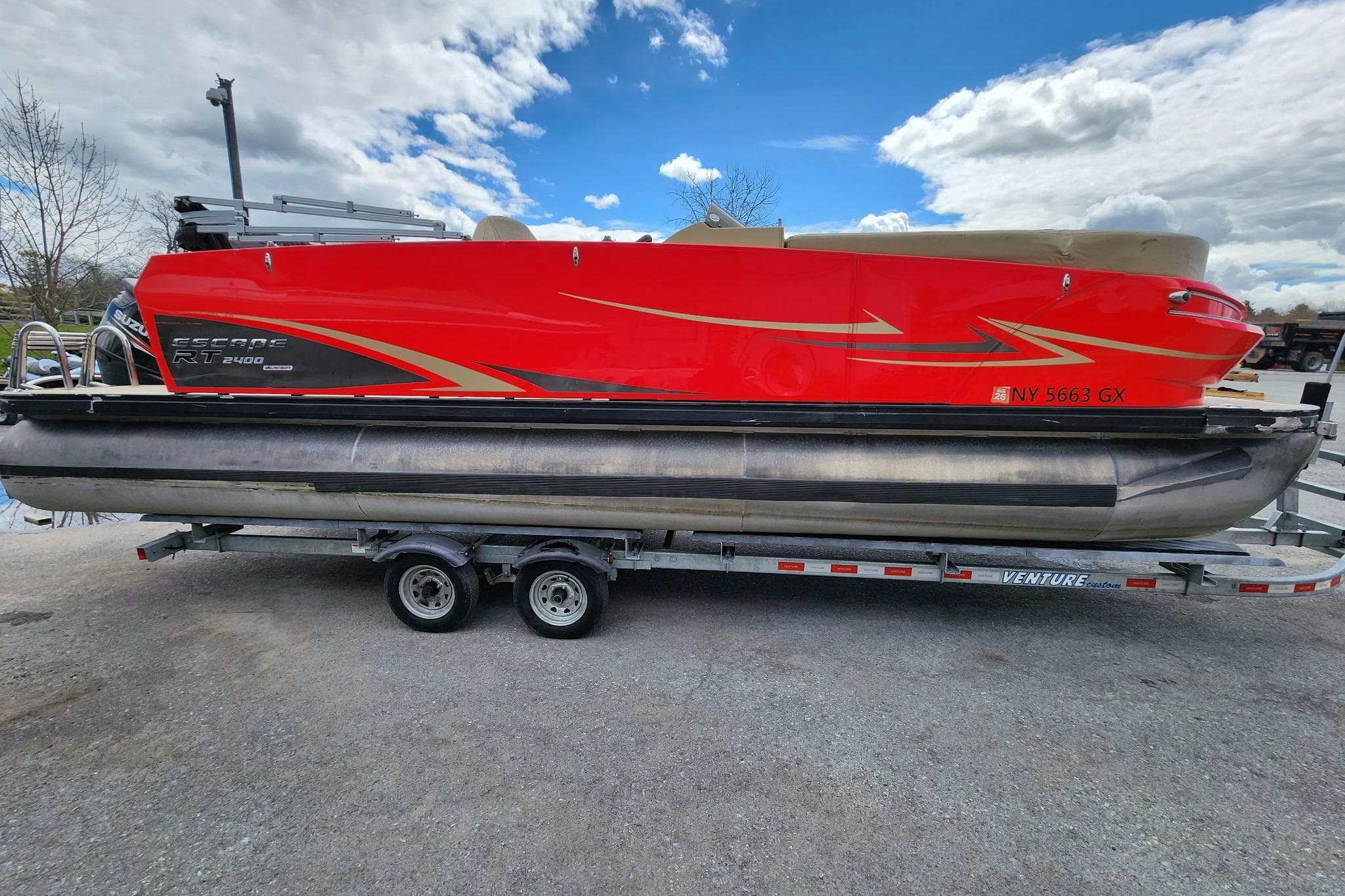 2017 Larson Escape RT 2400 Cruise Triple