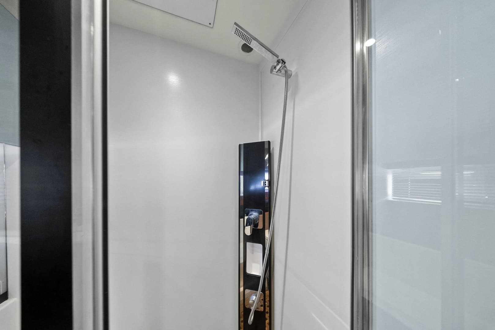 2015 Prestige 550 - Image 56