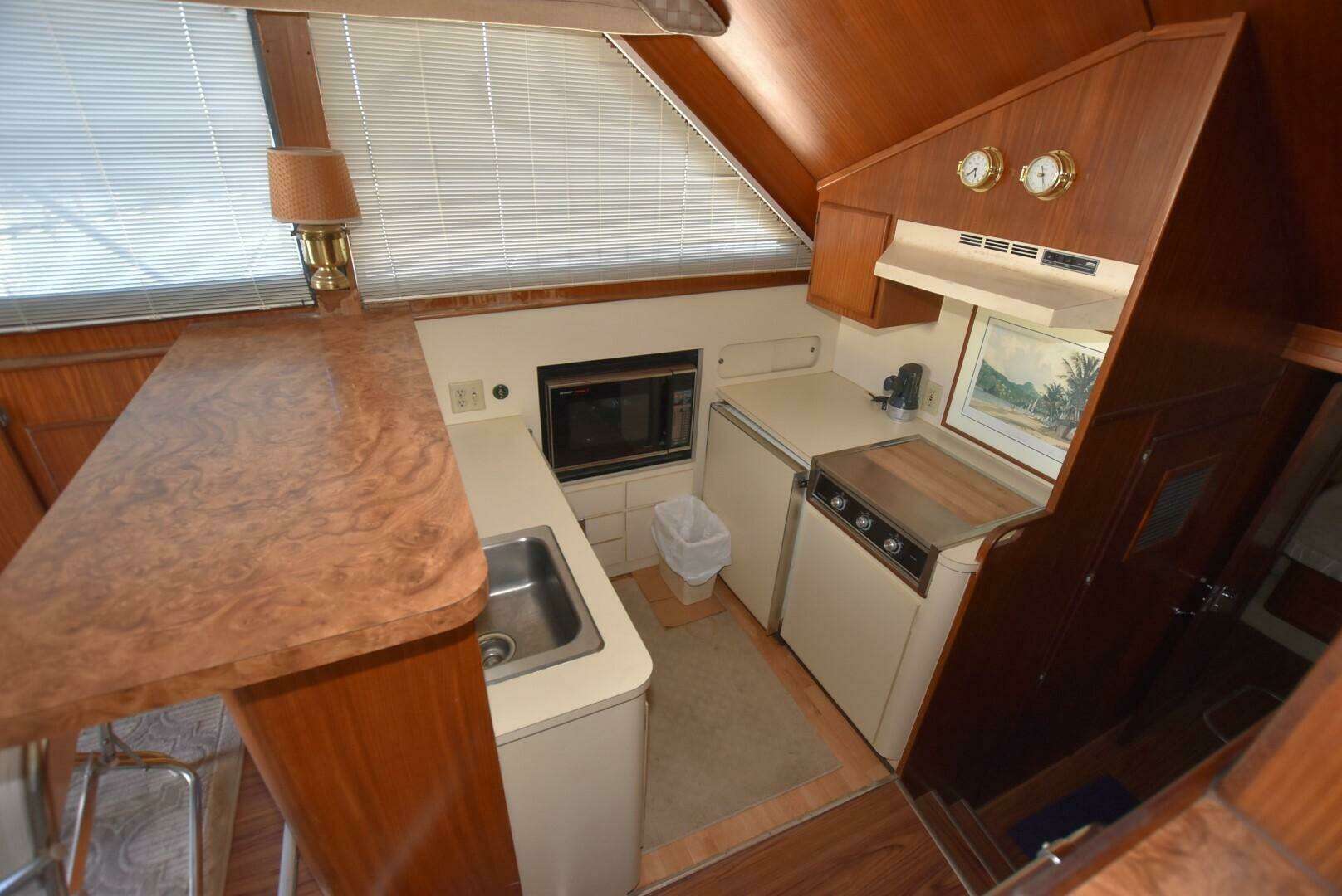 1988 Hatteras 48 Convertible - Image 4
