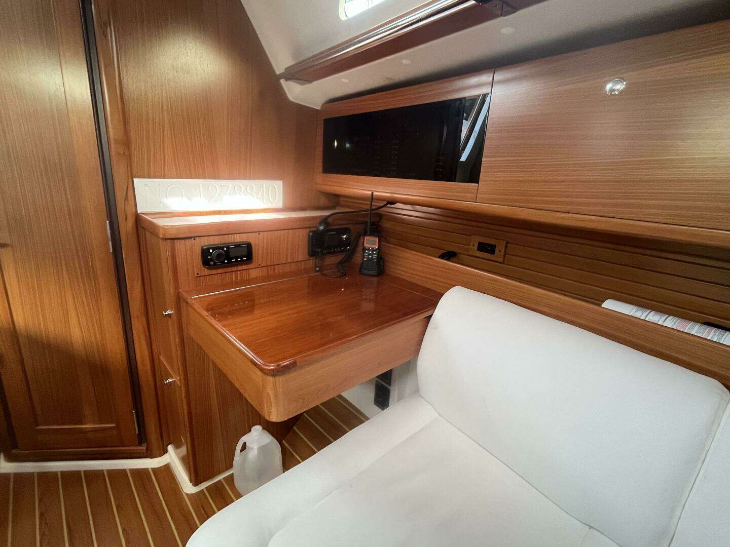2017 Catalina 355 - Image 23
