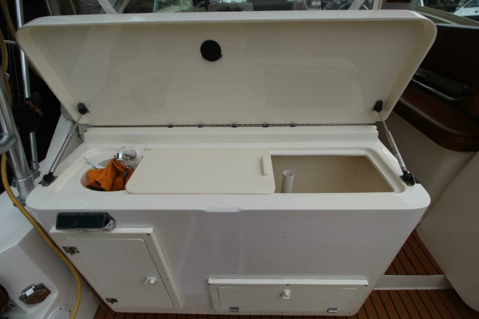 2006 Albemarle 320 Express - Image 12