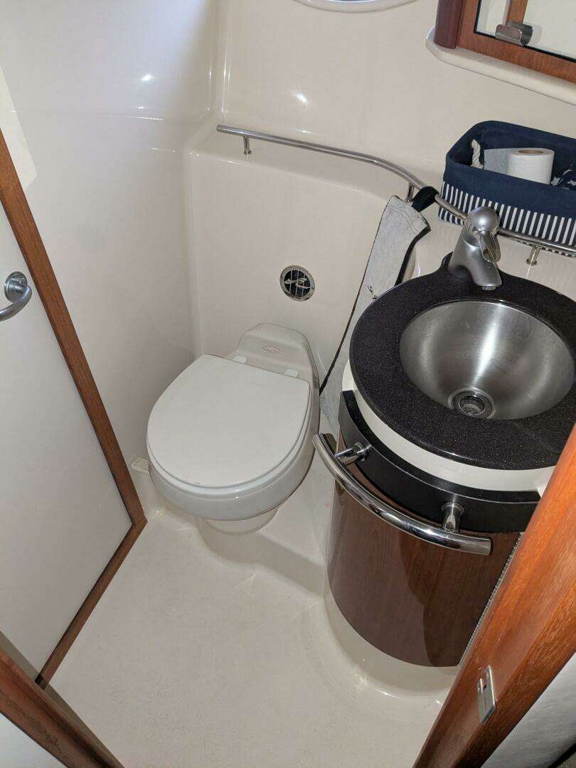 2004 Sea Ray 390 Sundancer - Image 11