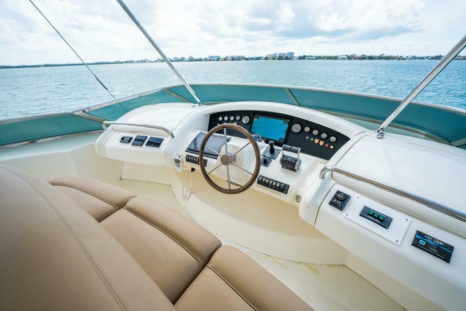 2004 Azimut 80 Carat - Image 8