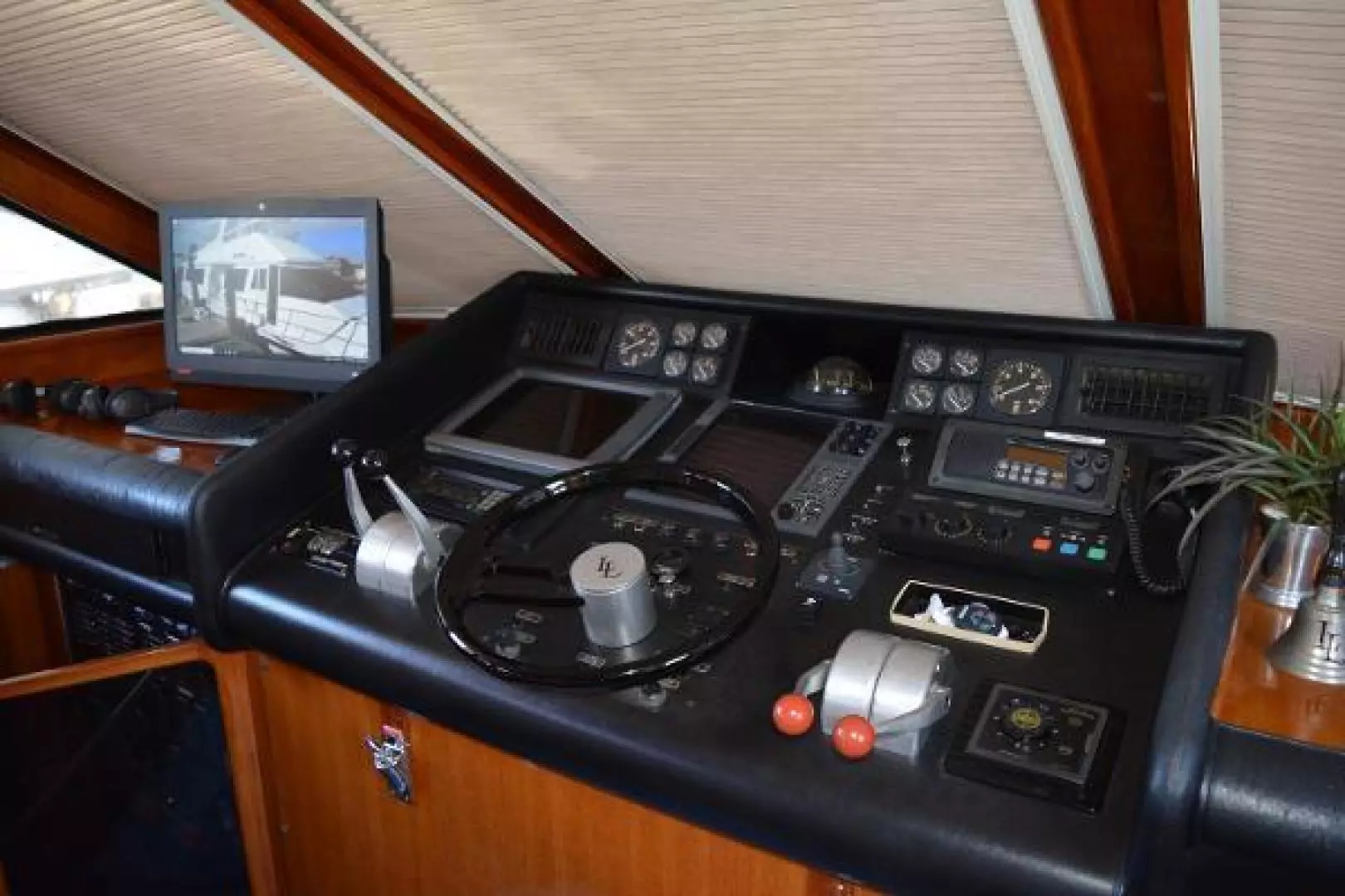 1989 Viking Motor Yacht - Image 41