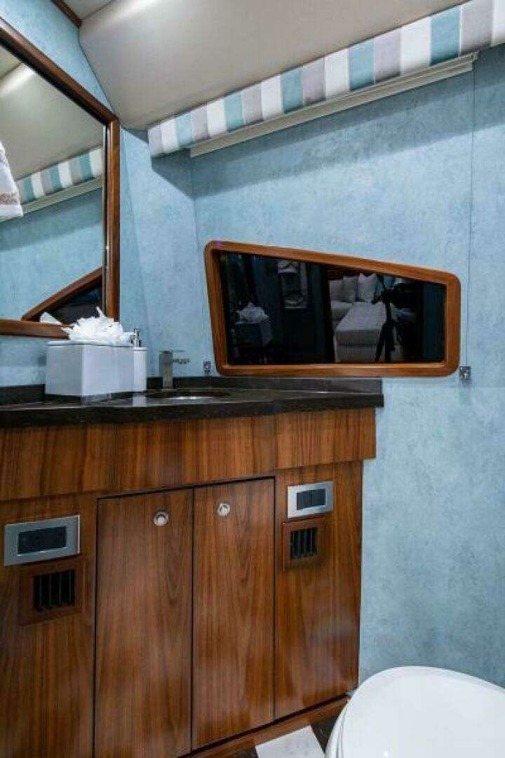 2018 Viking Enclosed Flybridge - Image 49