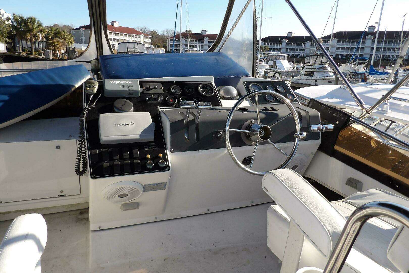 1992 Carver 28 Aft Cabin Motor Yacht - Image 9