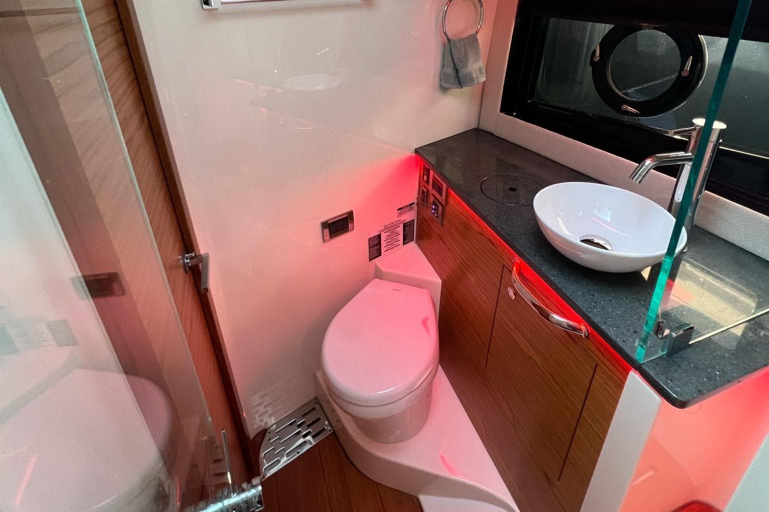 2022 Boston Whaler 405 Conquest - 24