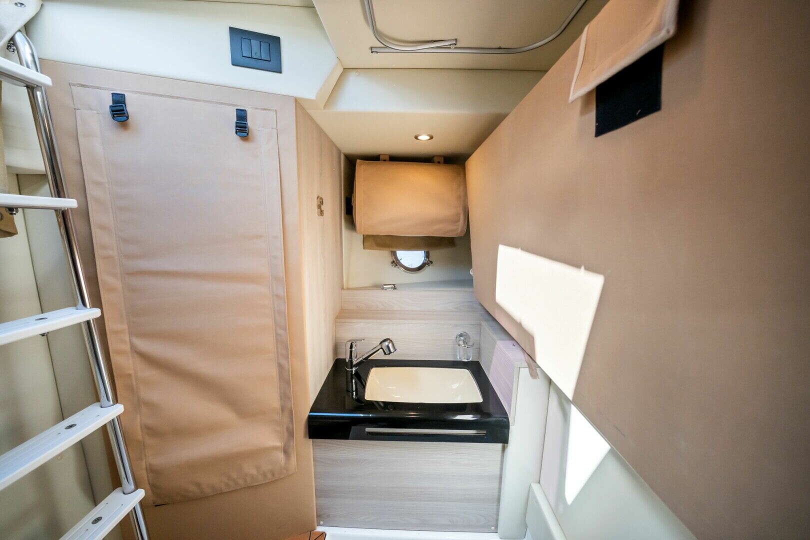 2022 Azimut S6 - Image 76