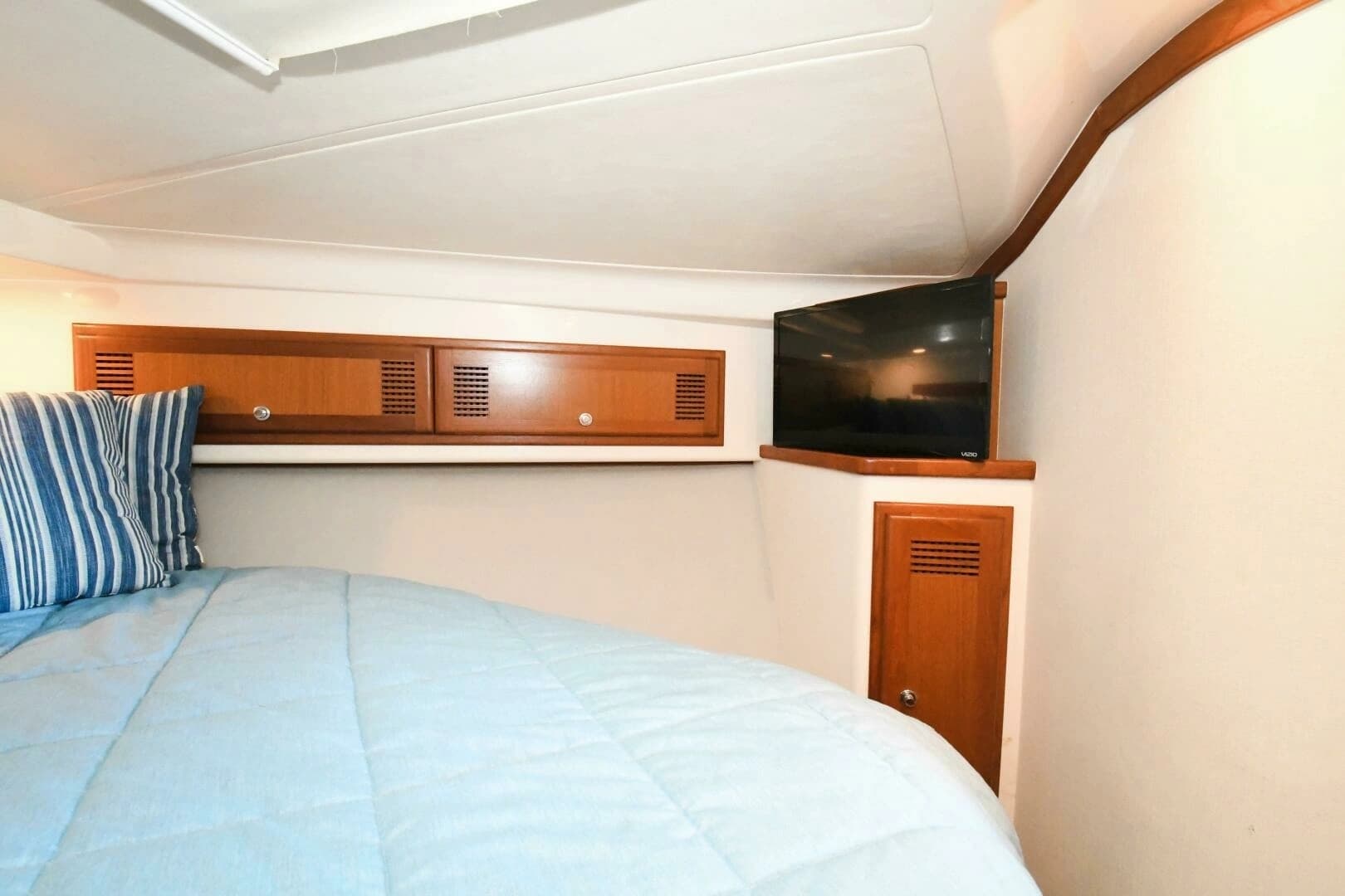 2001 Cabo 35 Flybridge - Image 11