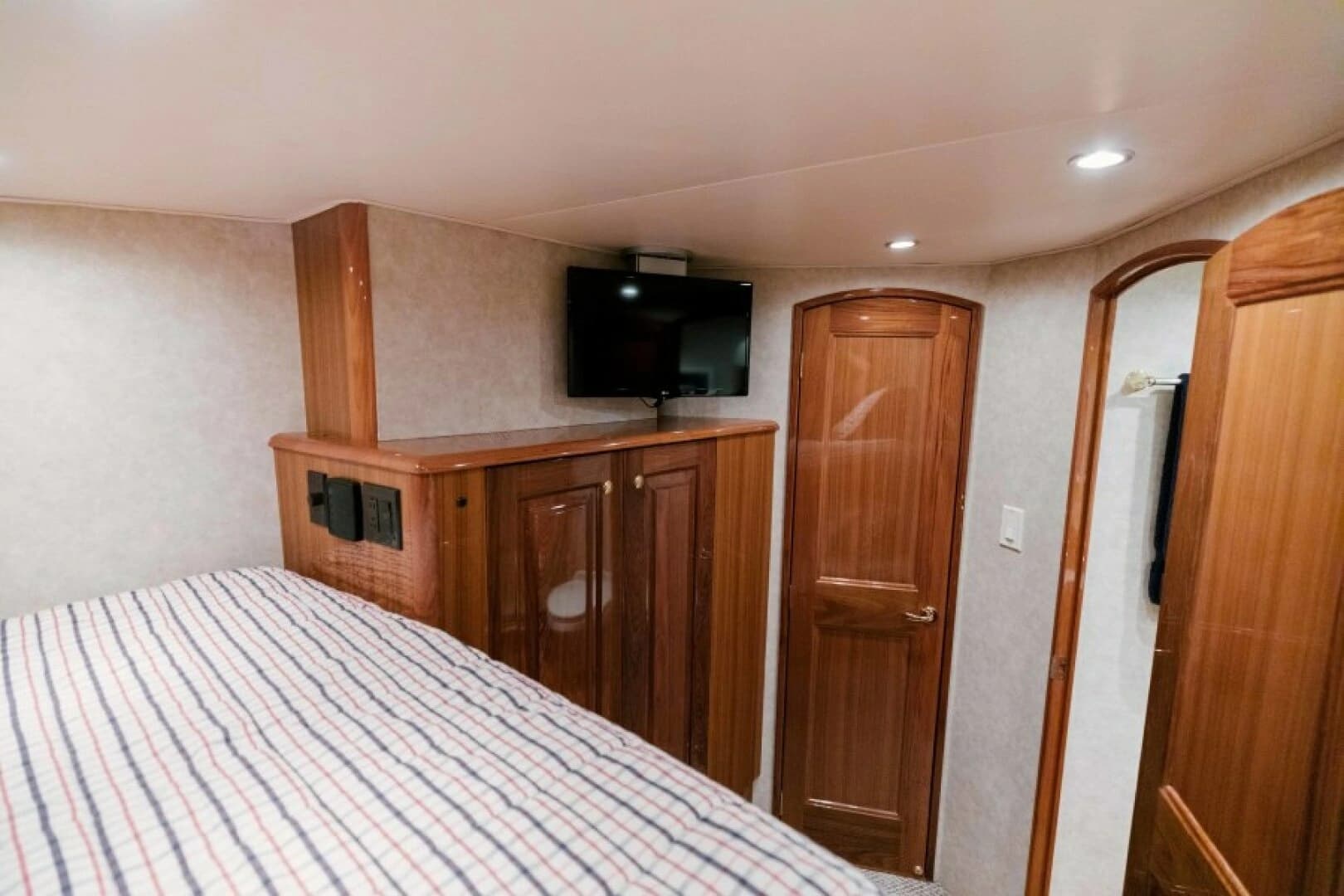 2006 Viking 74 Enclosed Bridge - Image 16