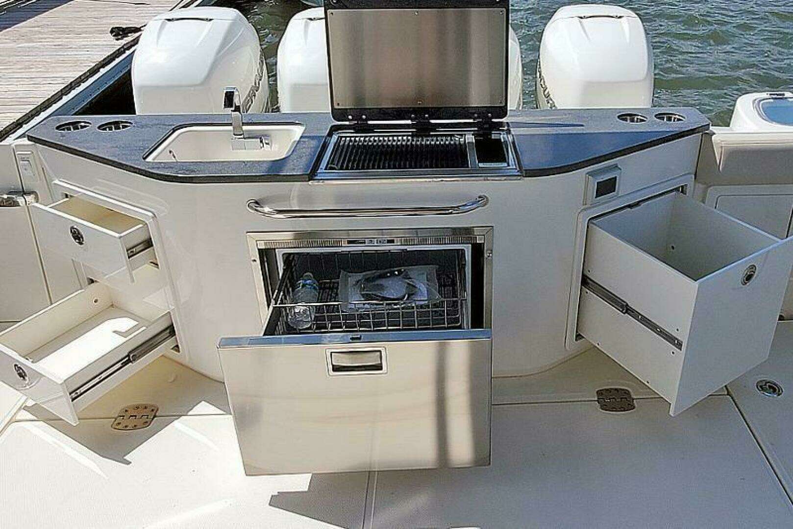 2021 Boston Whaler 405 Conquest - Image 55