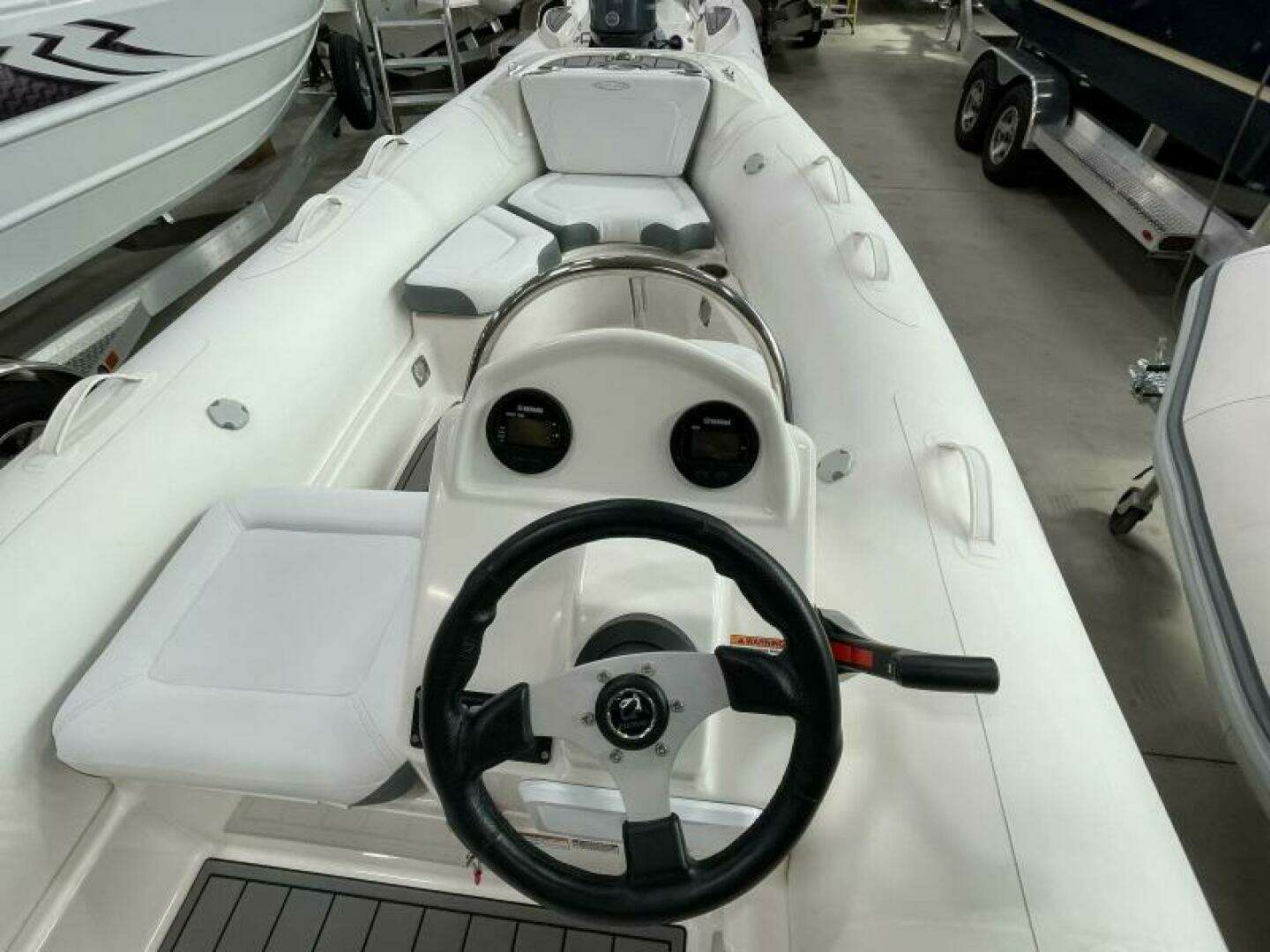 2025 Zodiac Yachtline 490 Deluxe NEO - Image 8