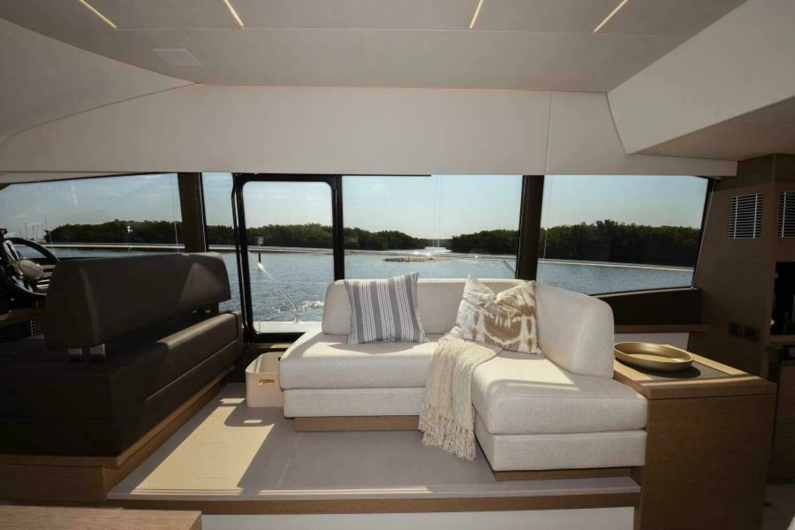2023 Prestige 520 Flybridge - Image 7