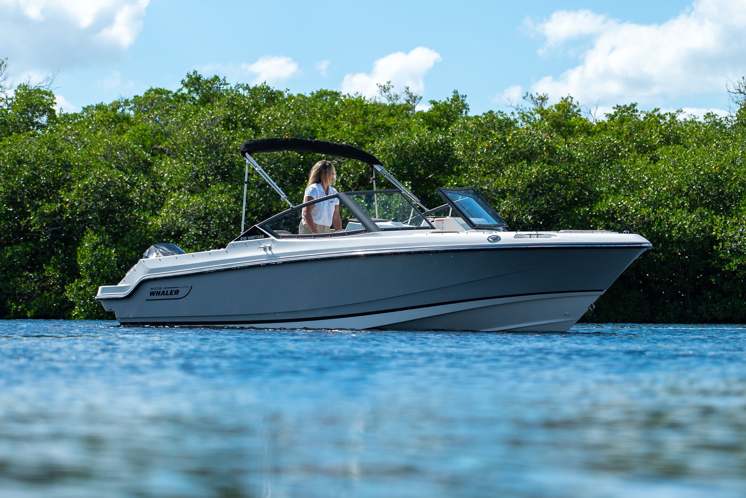 2026 Boston Whaler 210 Vantage
