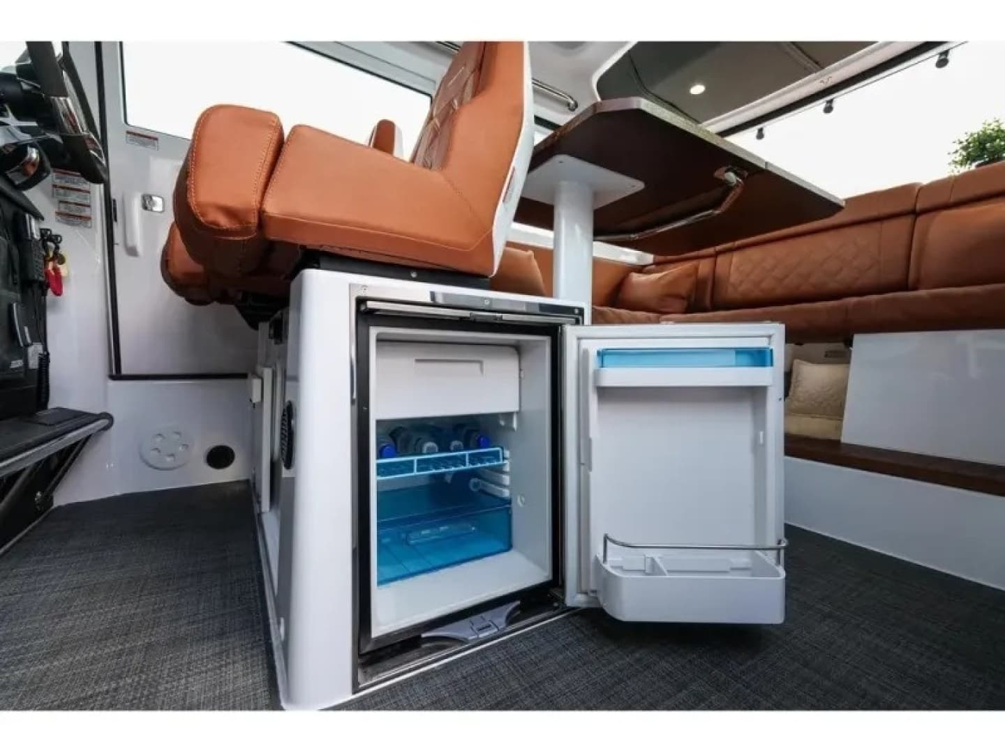 2022 Axopar 37 XC CROSS CABIN - Image 19