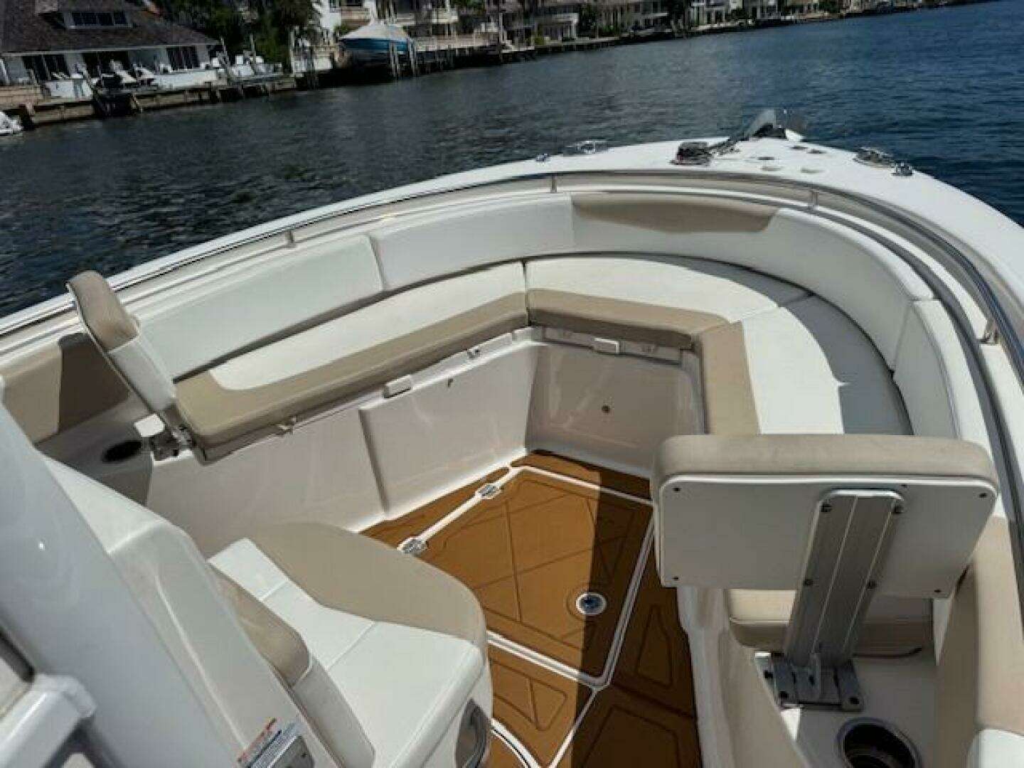 2021 Robalo R242 Center Console - Image 4