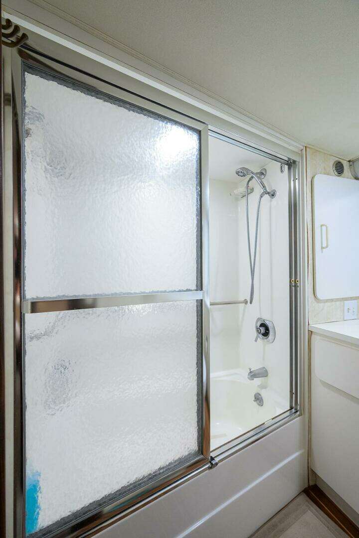 1987 Hatteras 63 Motor Yacht - Image 32