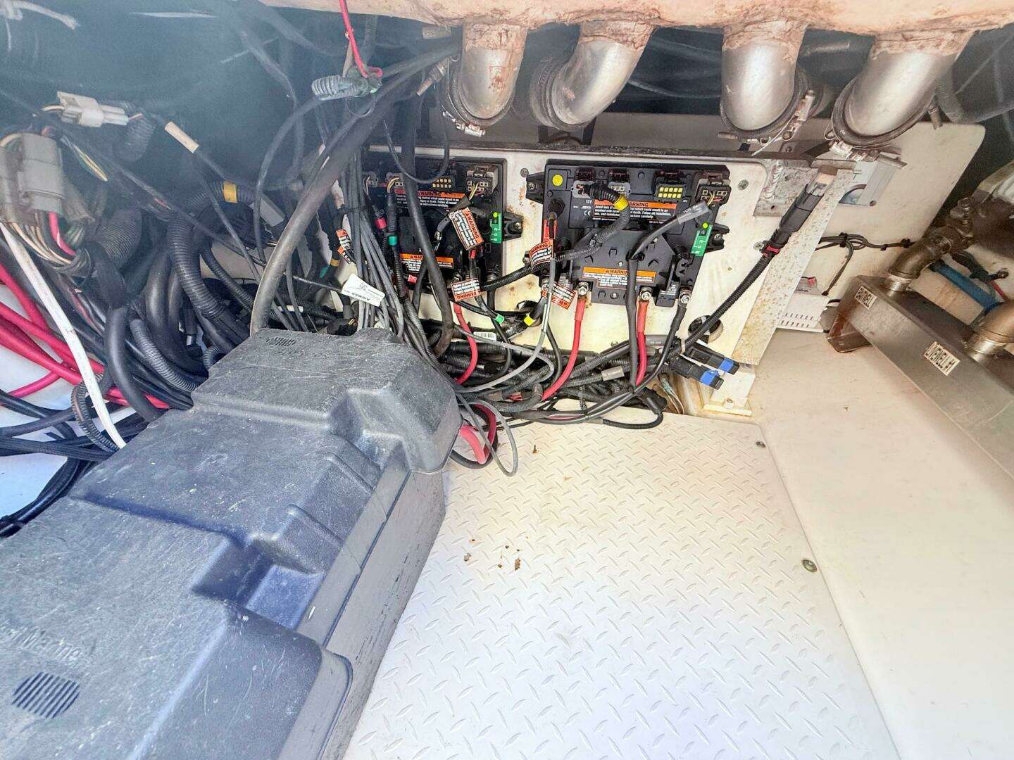 2014 Everglades 355 Center Console - Image 31