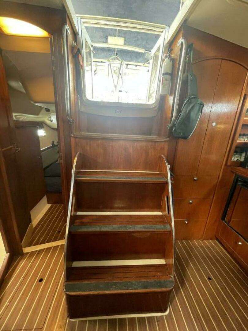2004 Hunter 44 Aft Cockpit - Image 13