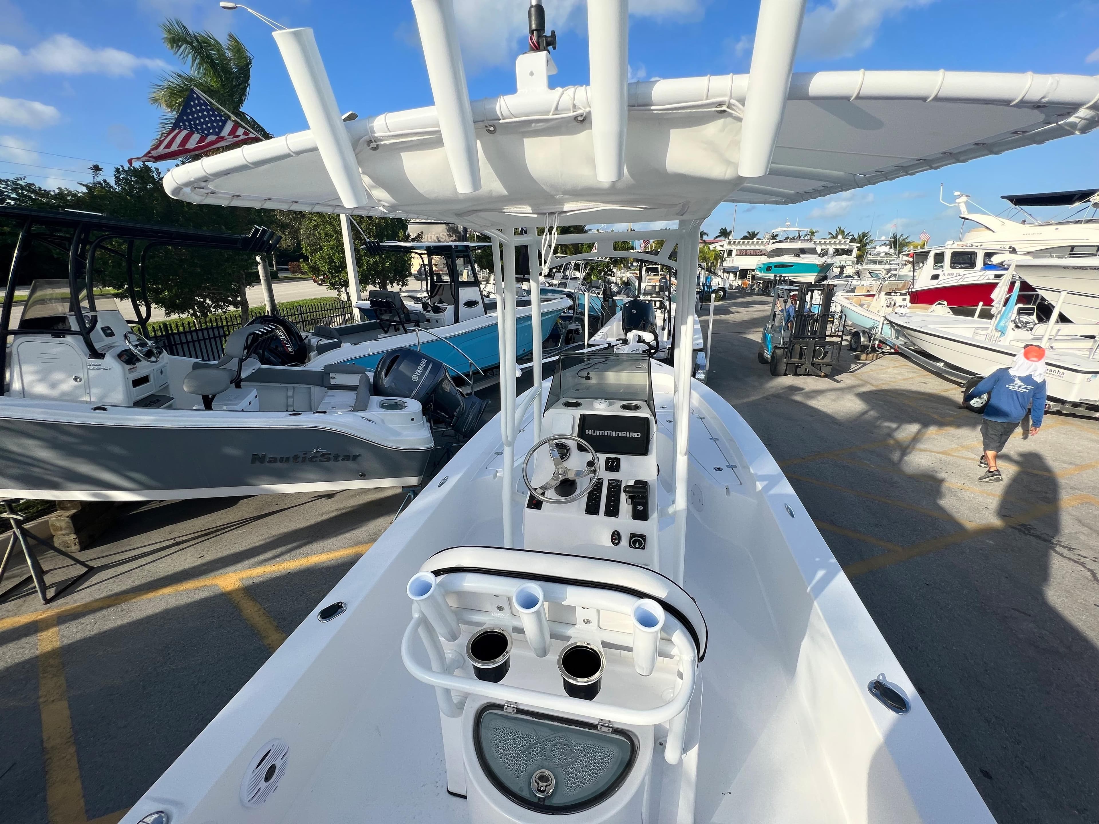 Piranha B2200 CASADOR 2023 boat at a dock under sunny skies.