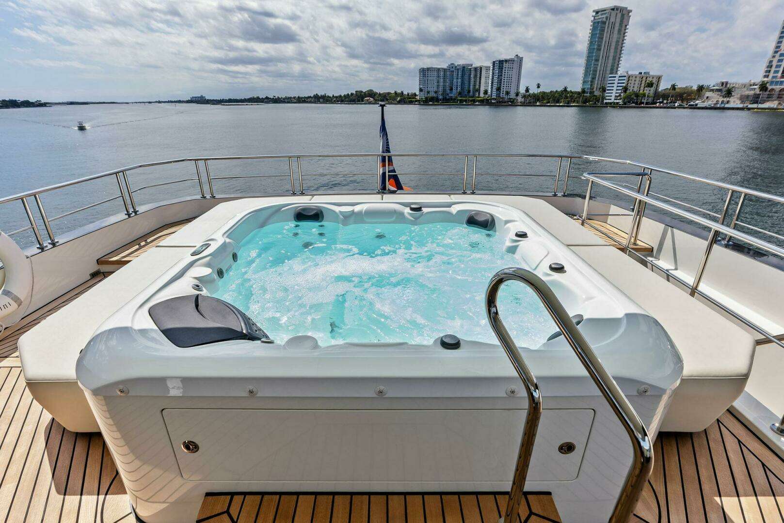 2024 Ocean Alexander 35 Revolution - Image 9