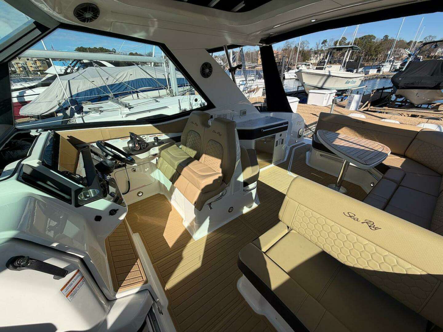 2023 Sea Ray 320 Outboard - Image 25