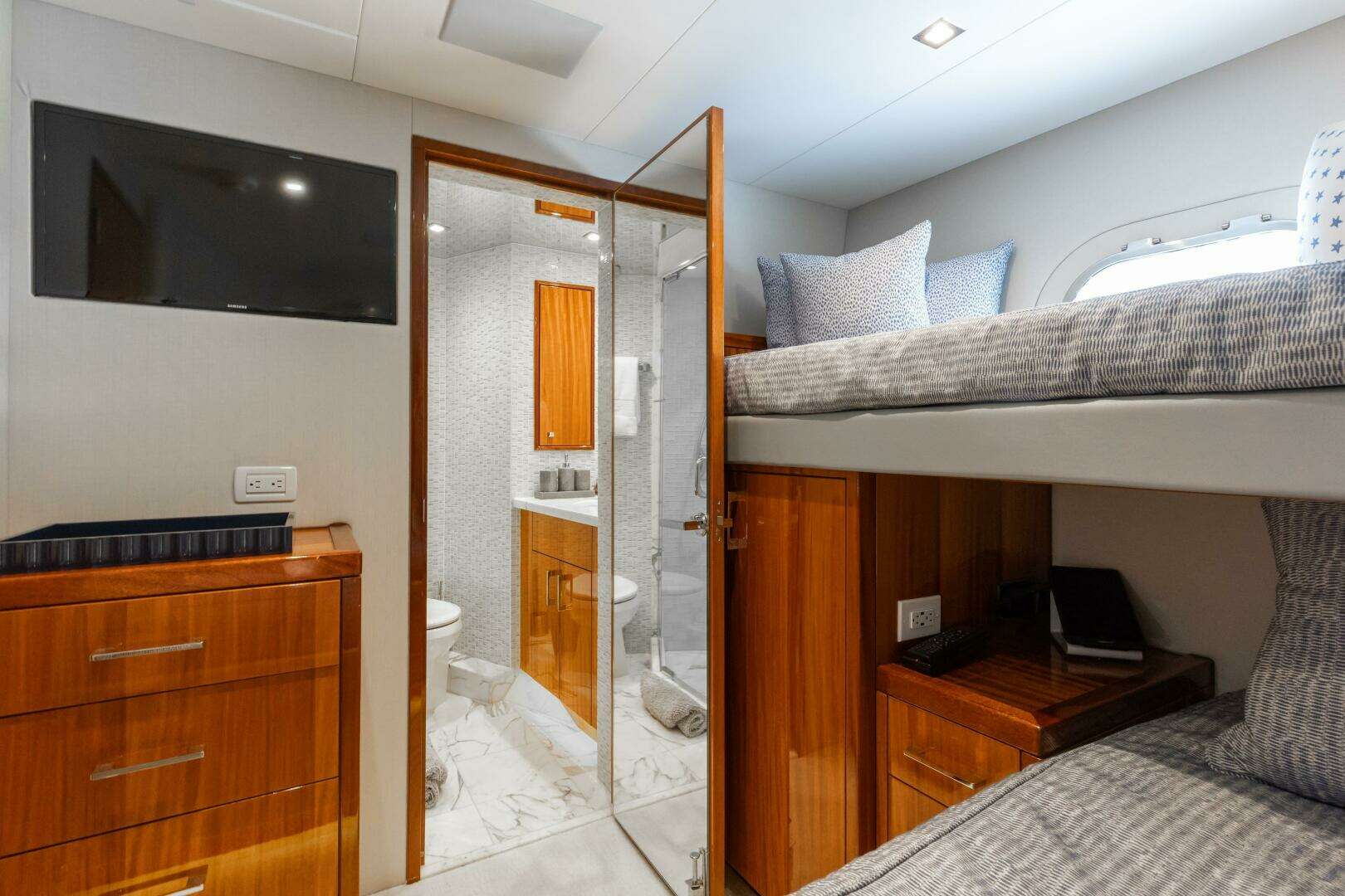 2014 Hatteras 80 - Image 40