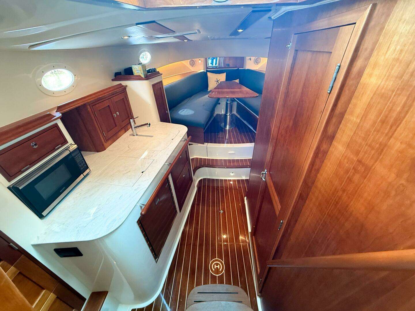 2021 Hinckley 40X - Image 18
