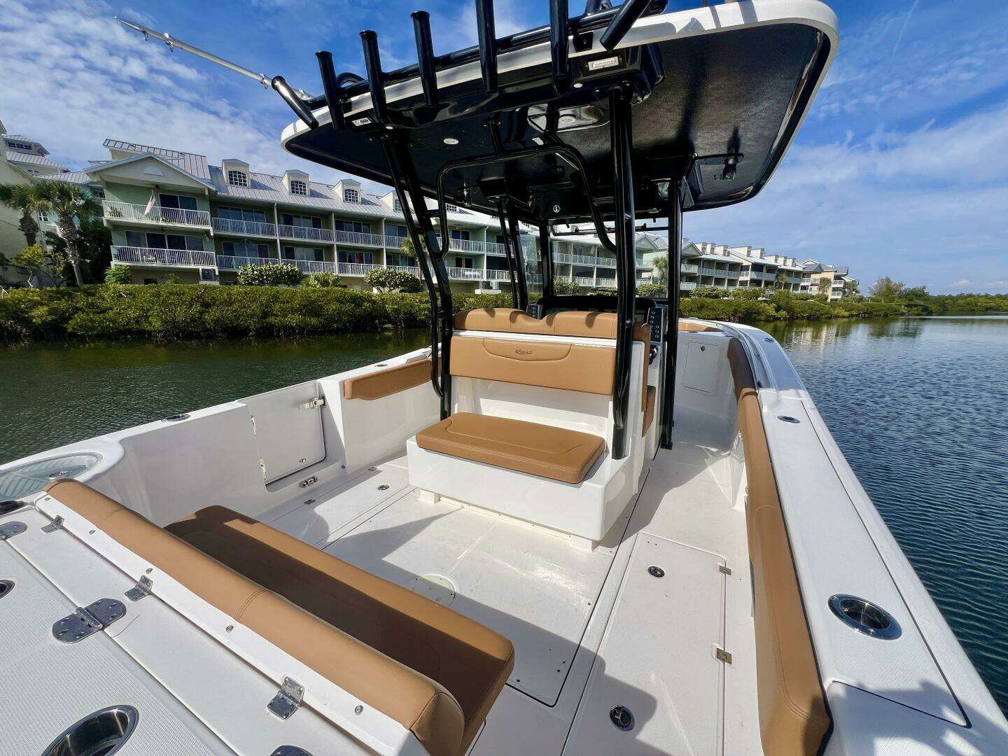 2025 Robalo R302 Center Console - Image 9