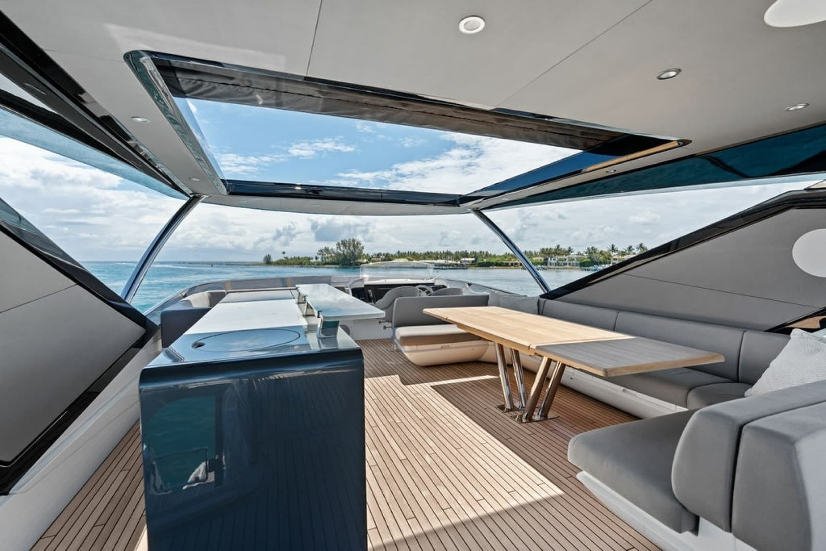 2026 Sunseeker 88 Yacht - Image 24