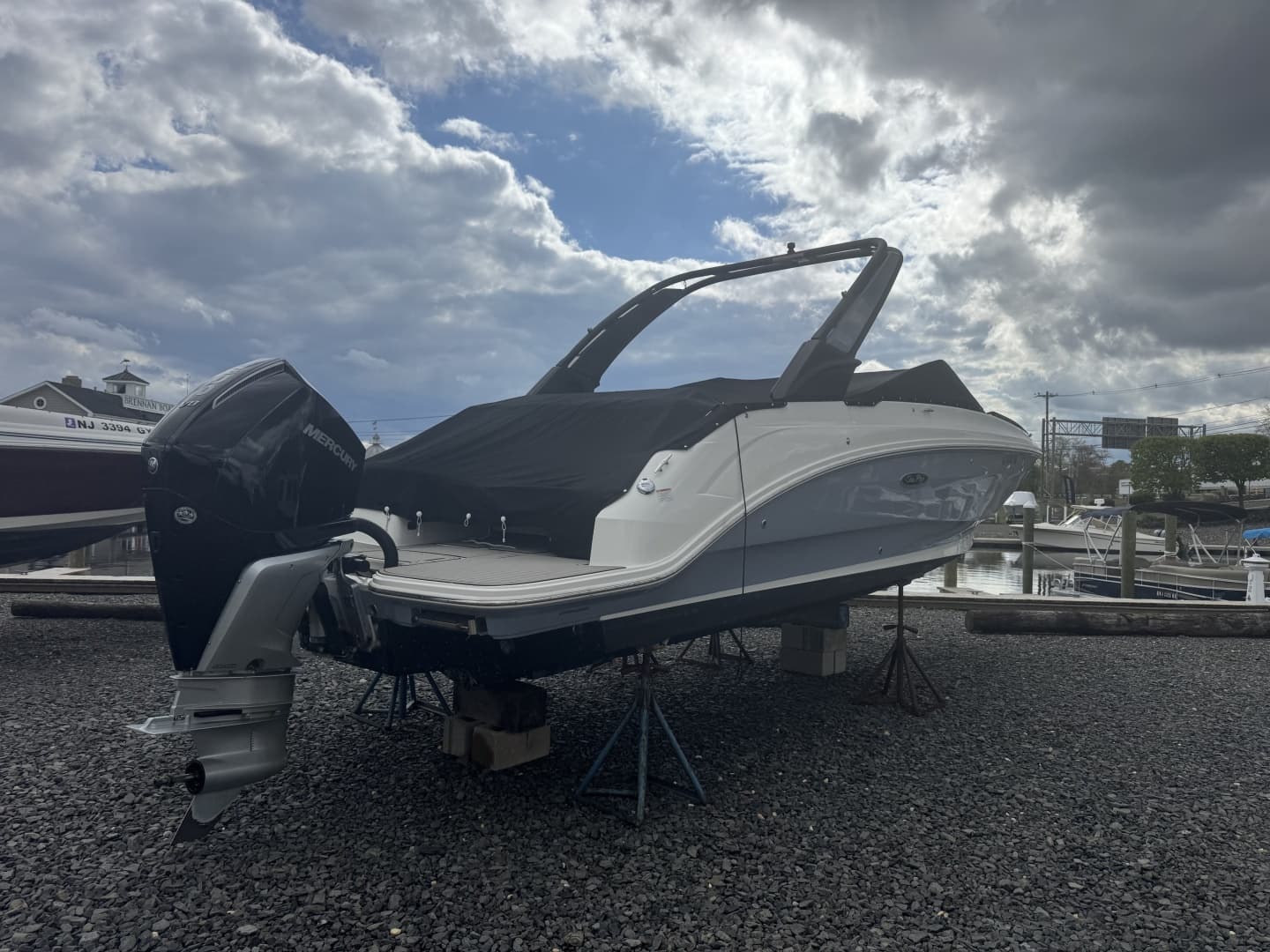 2024 Sea Ray SDX 250 Outboard - Image 2