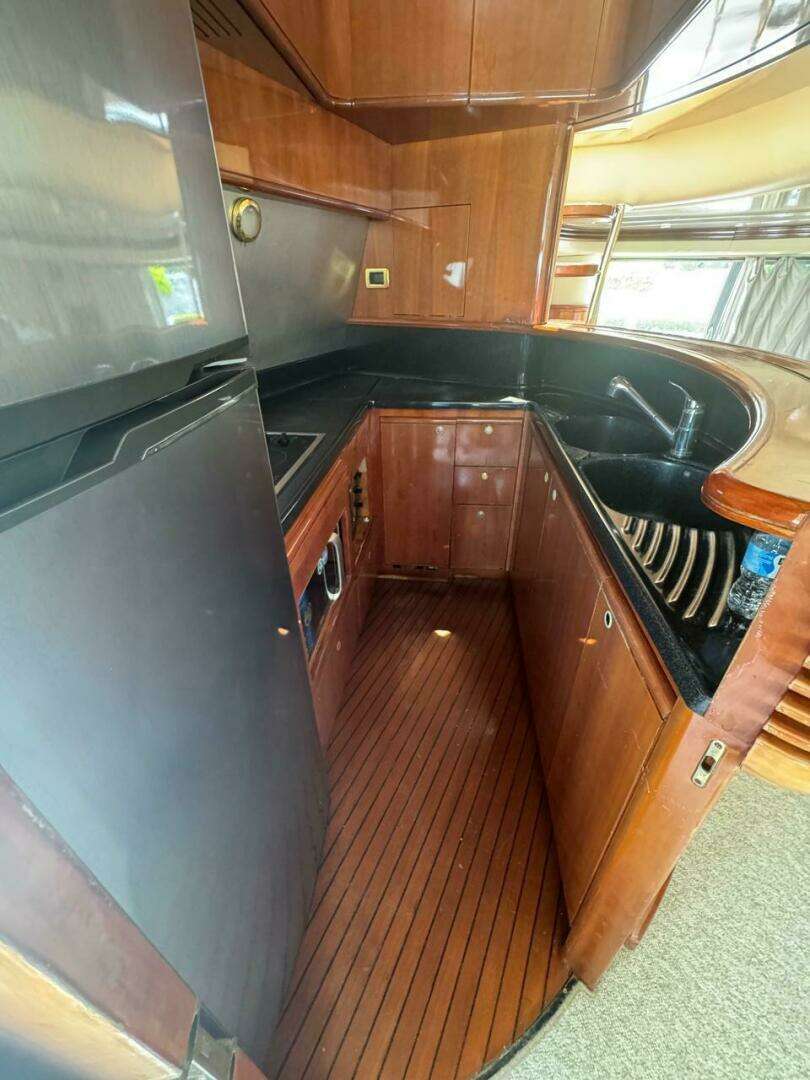 2001 Azimut 68 Plus - Image 16