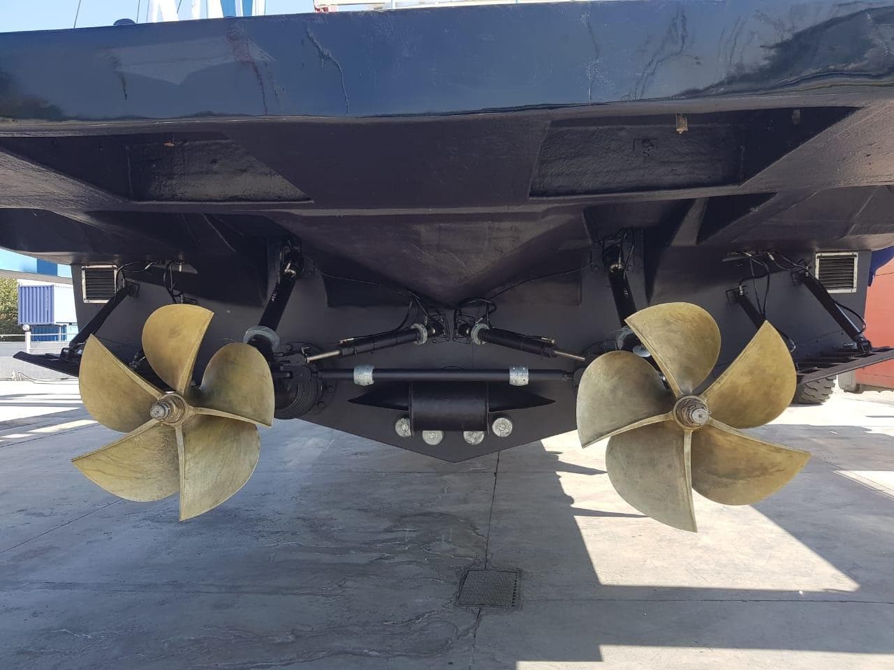 1996 Arno Leopard 27 yacht with dual propeller system.