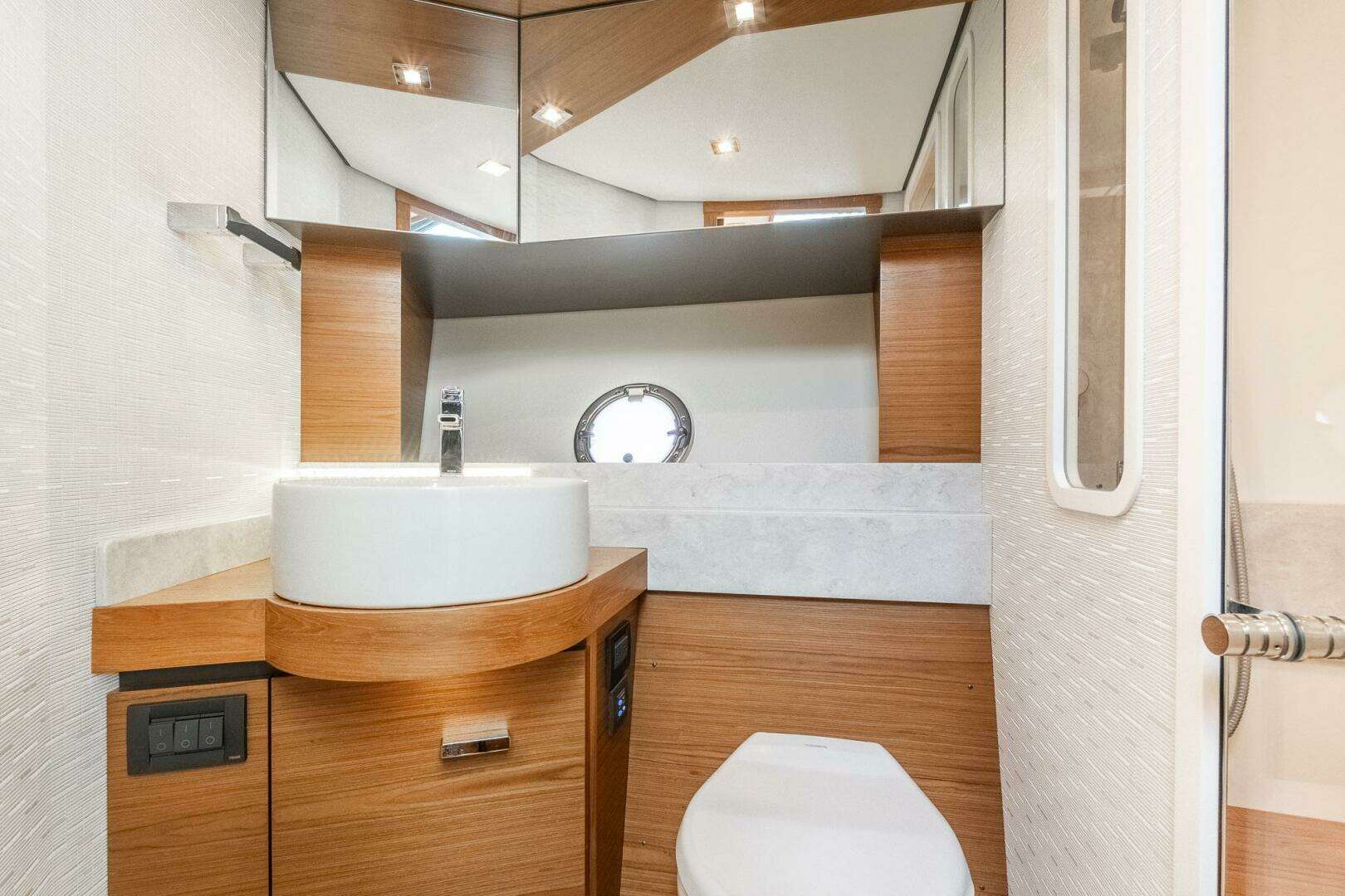 2022 Tiara Yachts 39 Coupe - Image 17