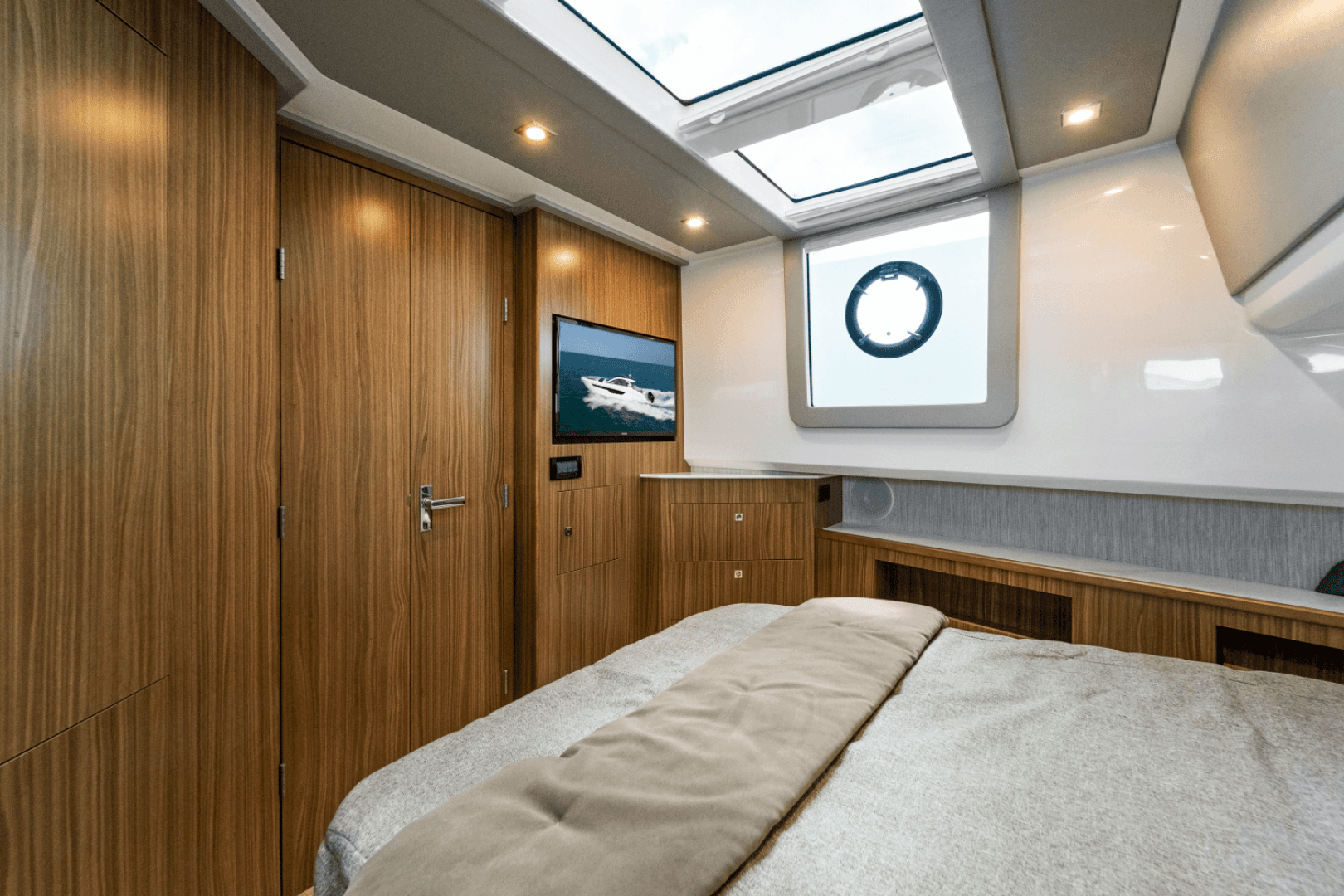 2026 Cruisers Yachts 50GLS OB - Image 43