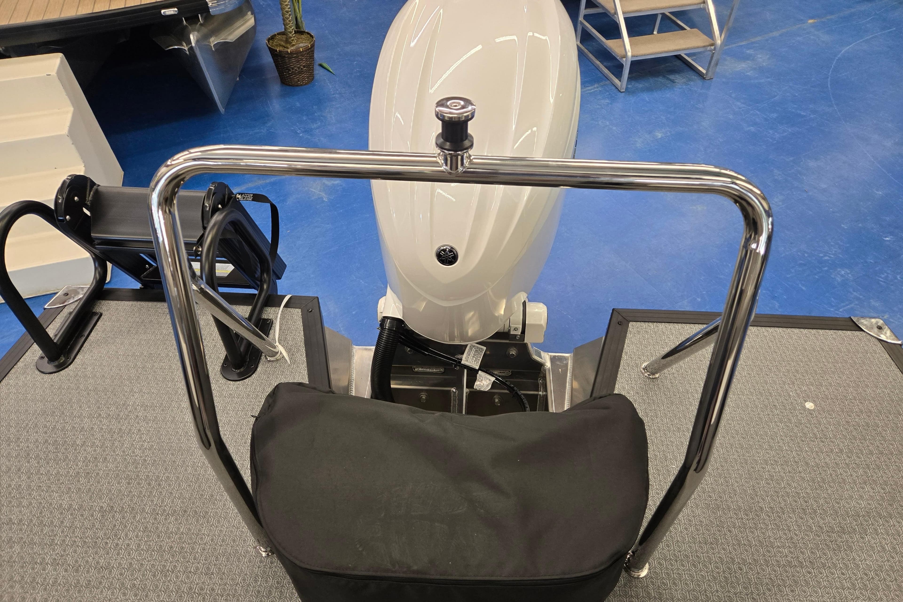 Rear view of 2026 Evotti 521QL boat with motor and railing.