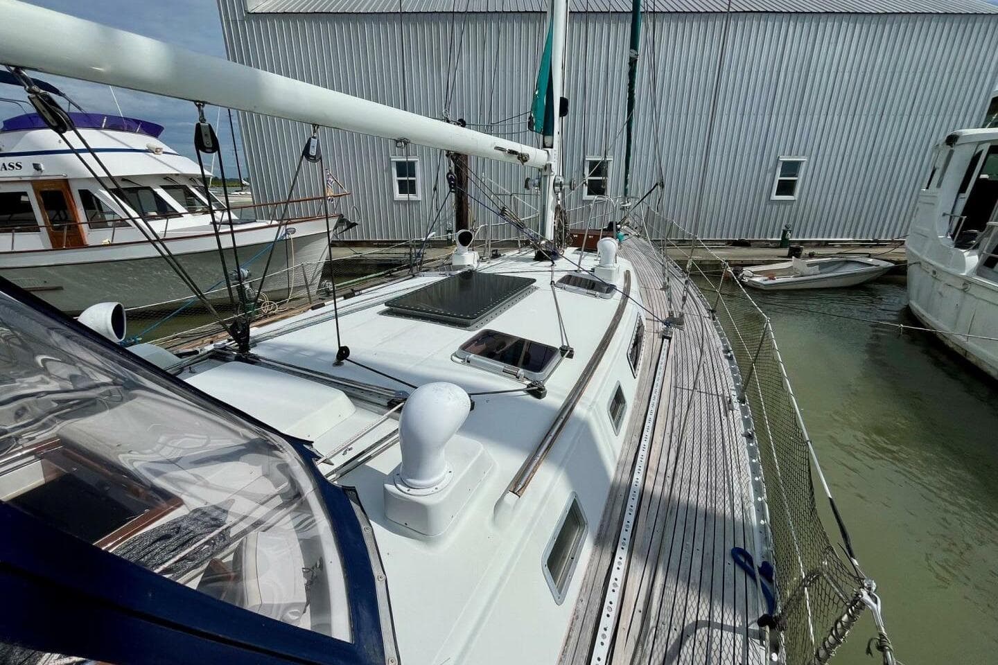 1985 Beneteau Idylle 15.5 sailboat docked, showcasing deck and rigging details.