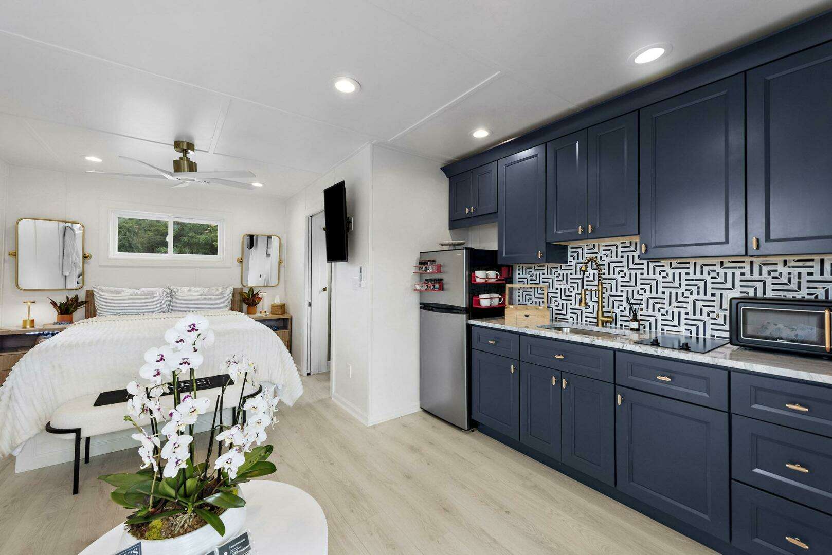 2026 Custom Hanks 26 Houseboat - Image 3