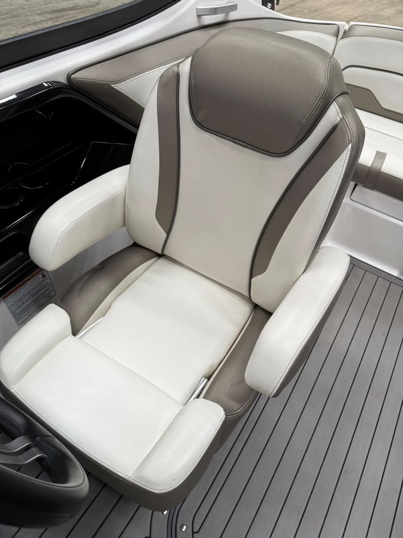 2018 Yamaha Boats 212 Limited S - Image 10