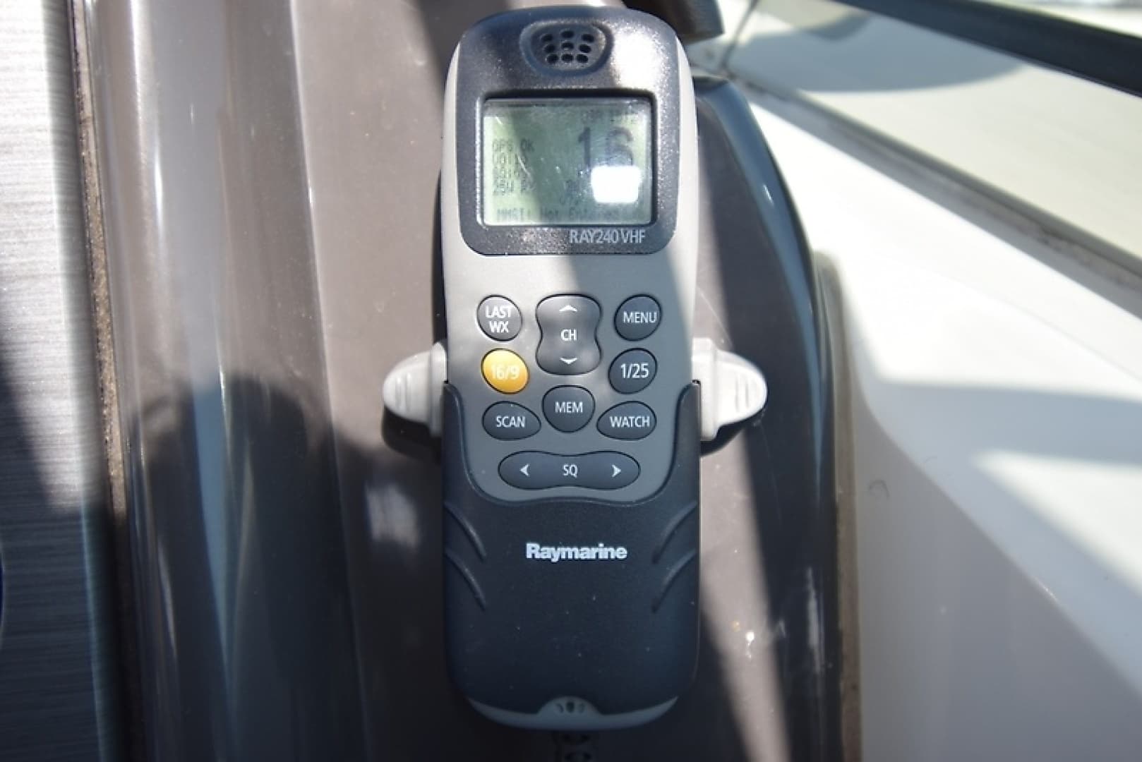 2004 Sea Ray 390 Sundancer - Image 21