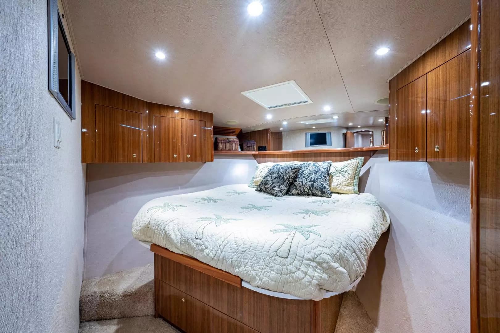 2005 Viking 74 Convertible - Image 19