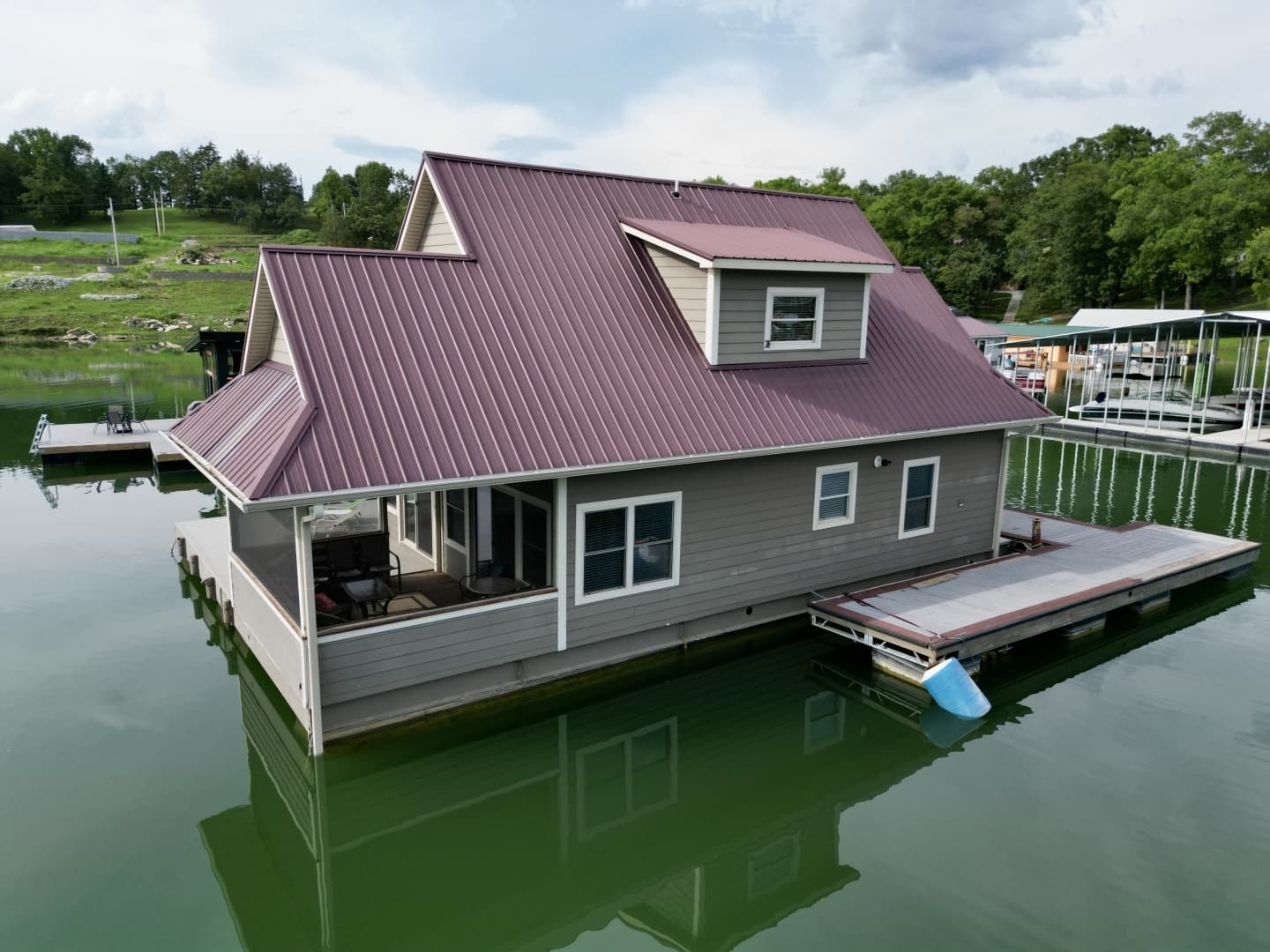 2010 Custom Floating Cabin - Approx 1340sqft - Image 9