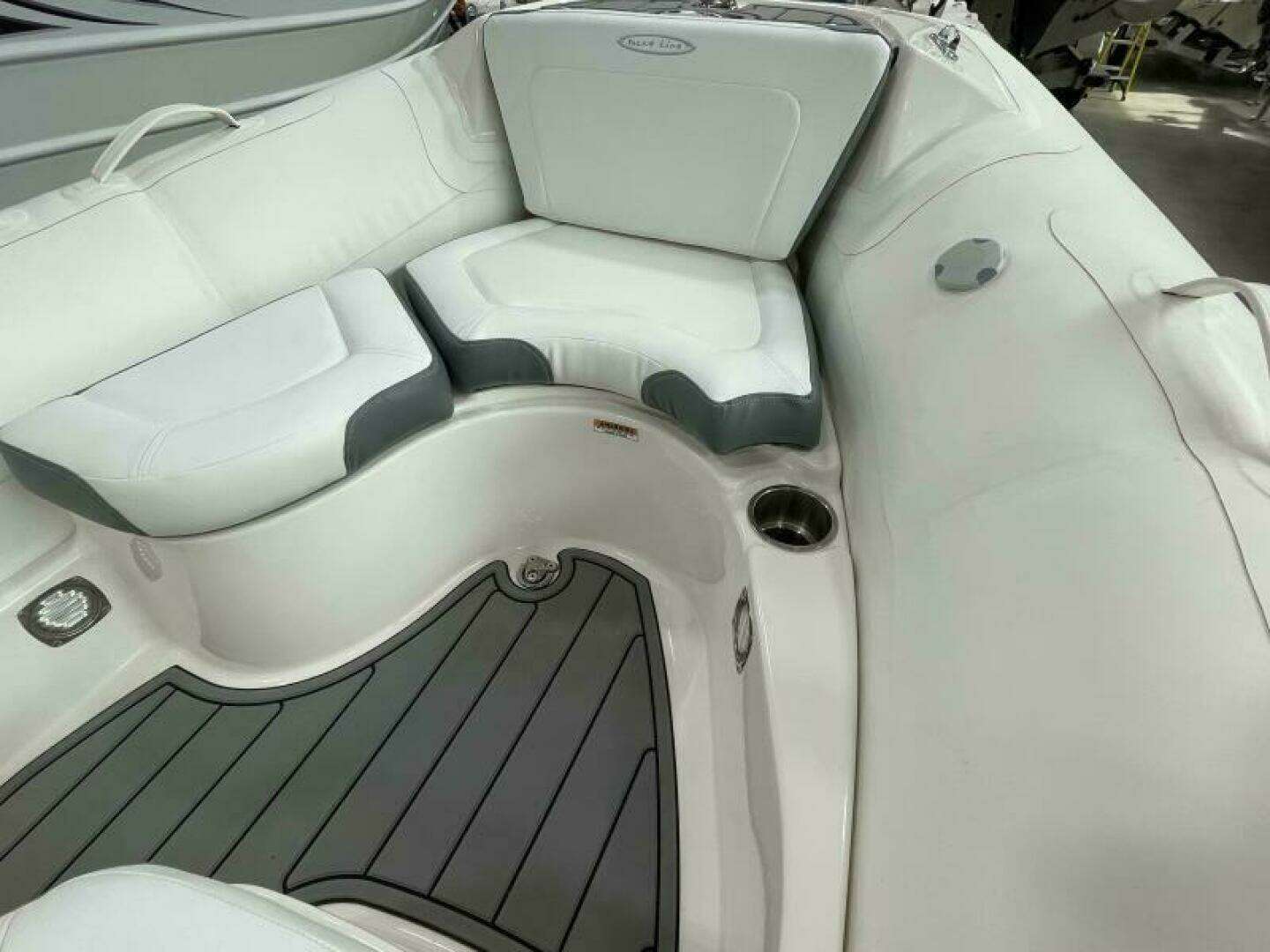 2023 Zodiac Yachtline 490 Deluxe NEO - Image 6