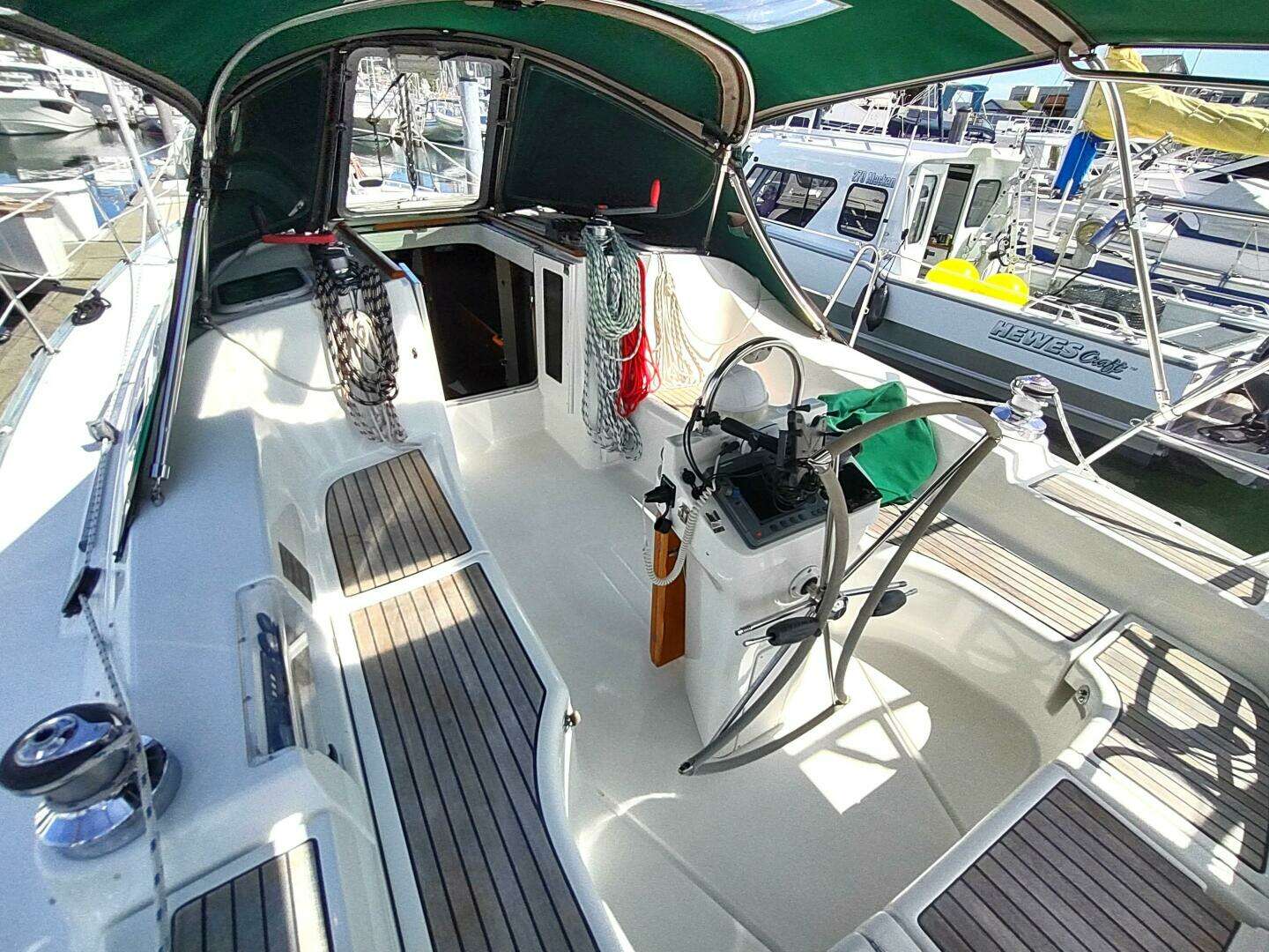 2004 Beneteau 393 - Image 12