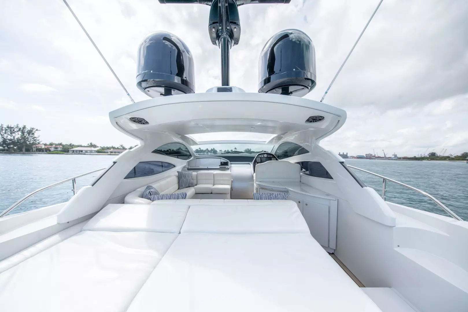 2004 Pershing Express - Image 13
