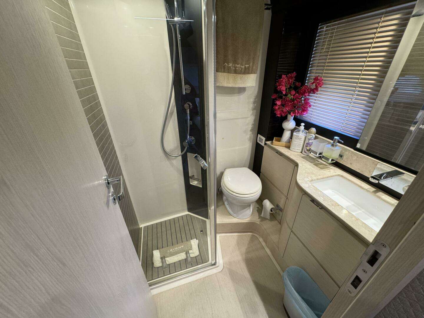 2018 Azimut 66 Flybridge - Image 42