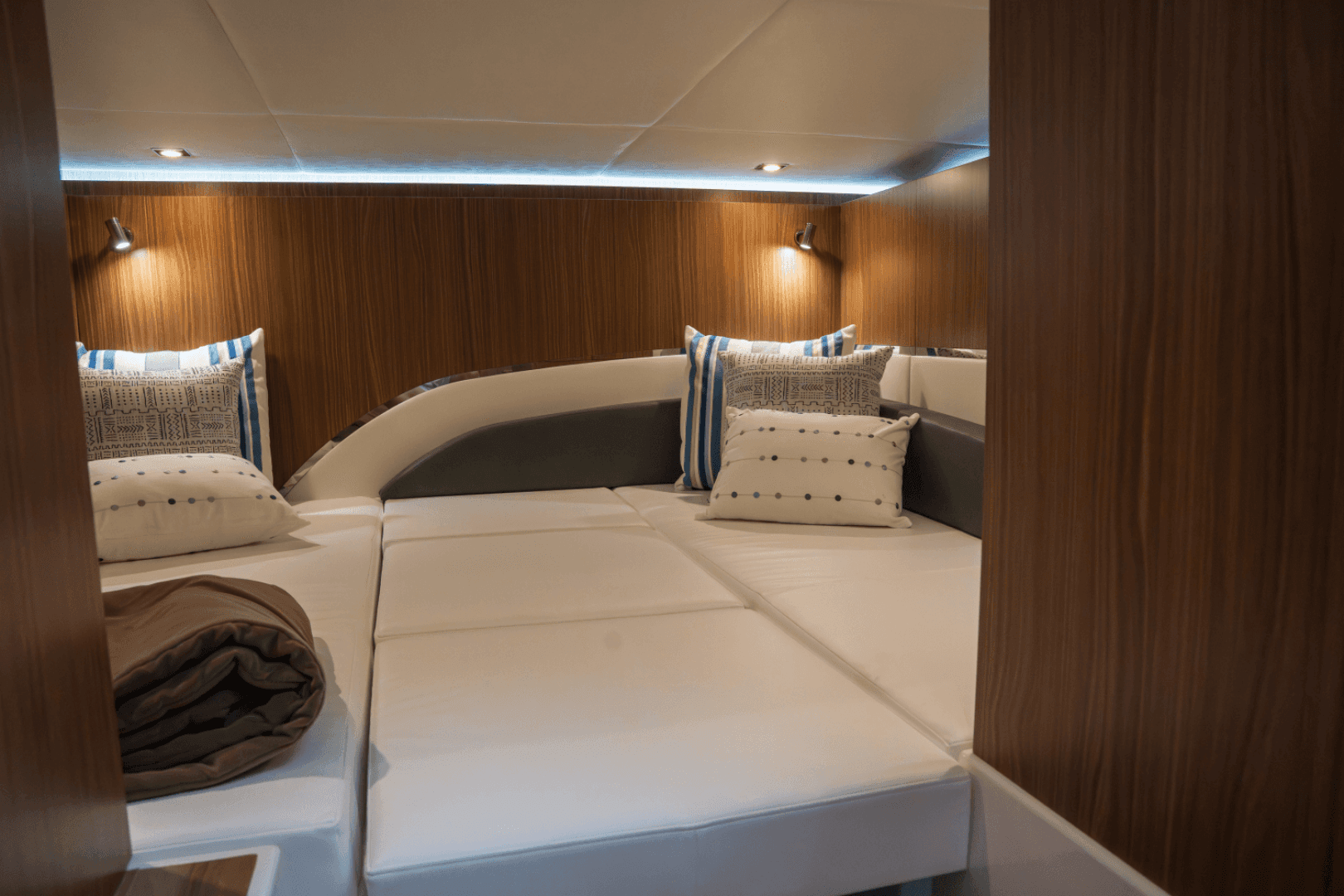 2026 Cruisers Yachts 50GLS OB - Image 44