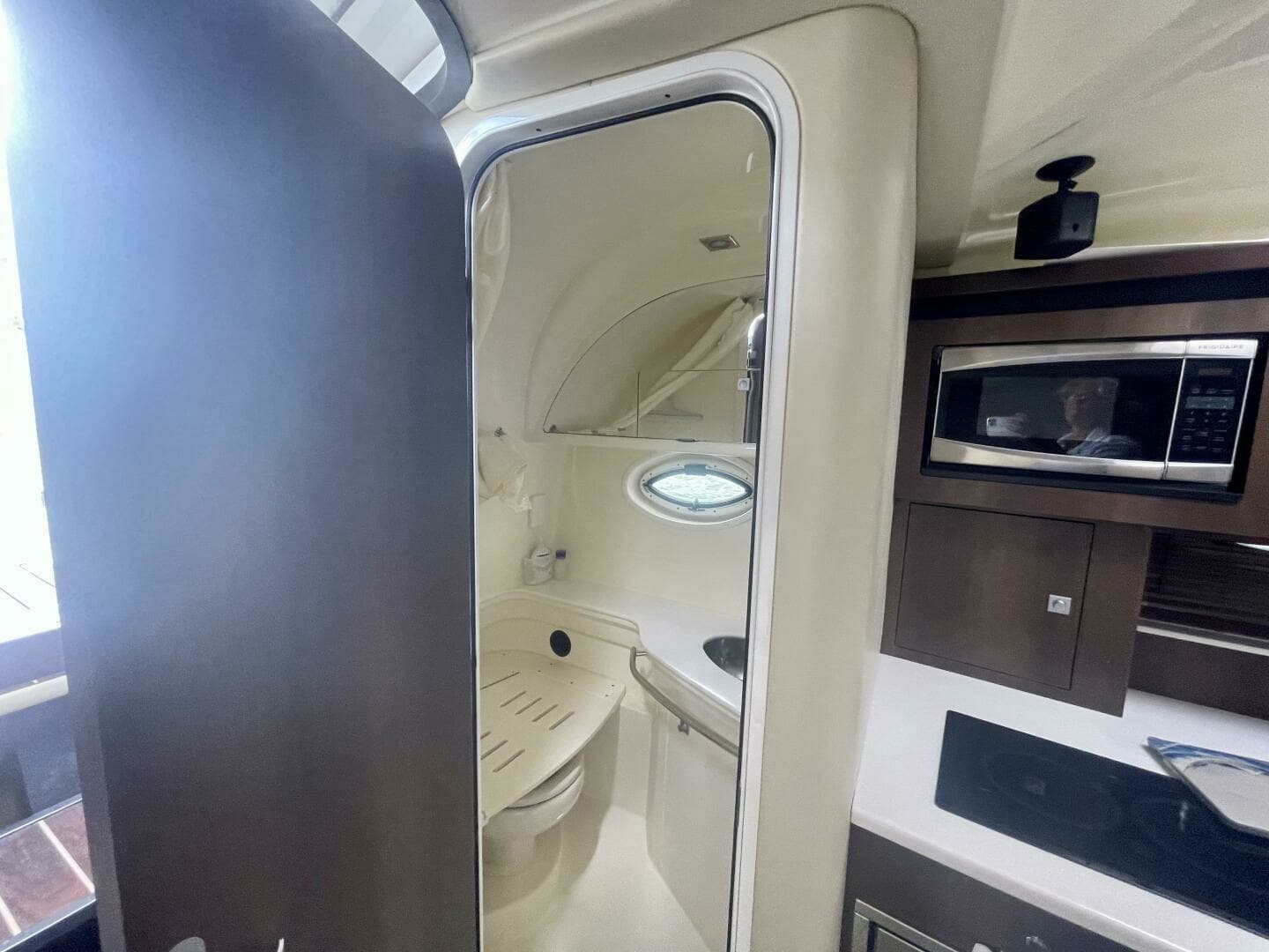 2016 Monterey 335 Sport Yacht - Image 43