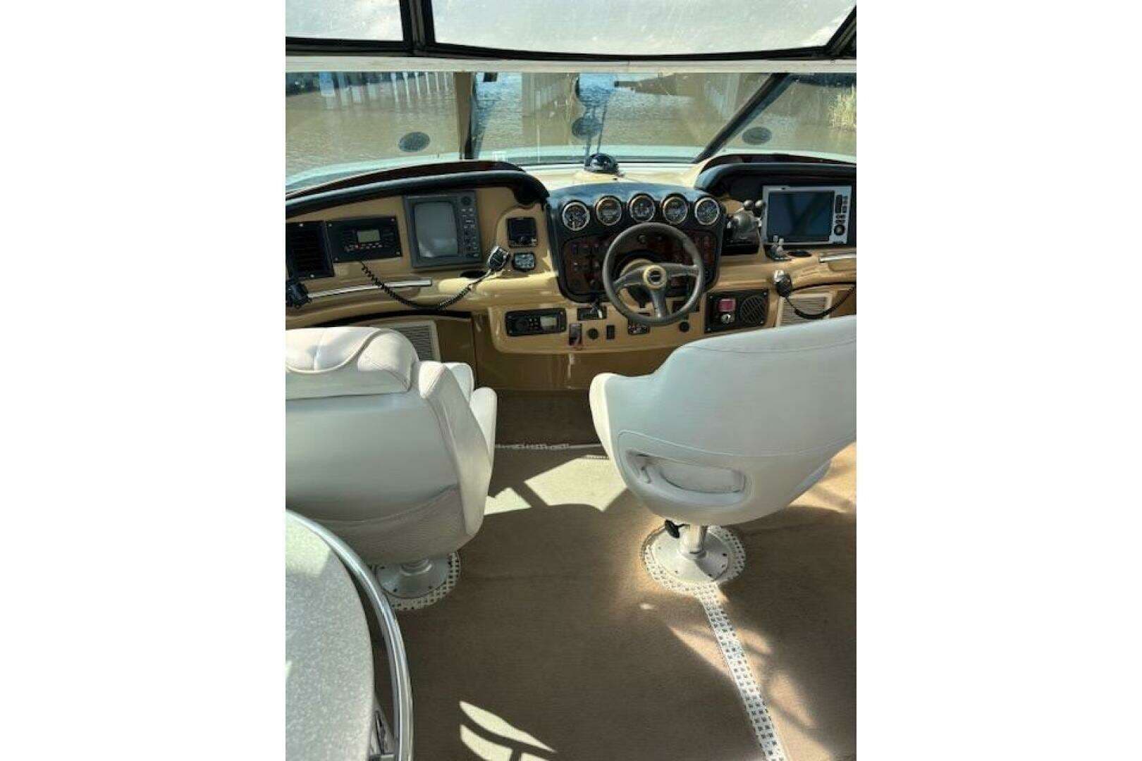 2004 Carver 466 Motor Yacht - Image 15